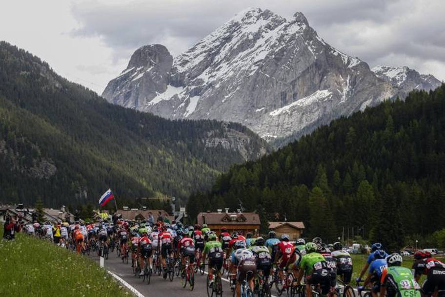 La meraviglia dei panorami delle montagne nella terza settimana del Giro. Bettini